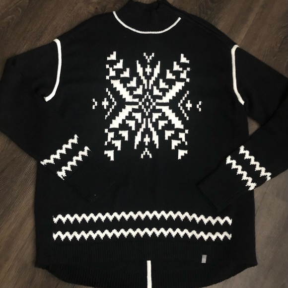 Sweaters - Fabulous sweater! New! Zipper in the left shoulder, fingers holes